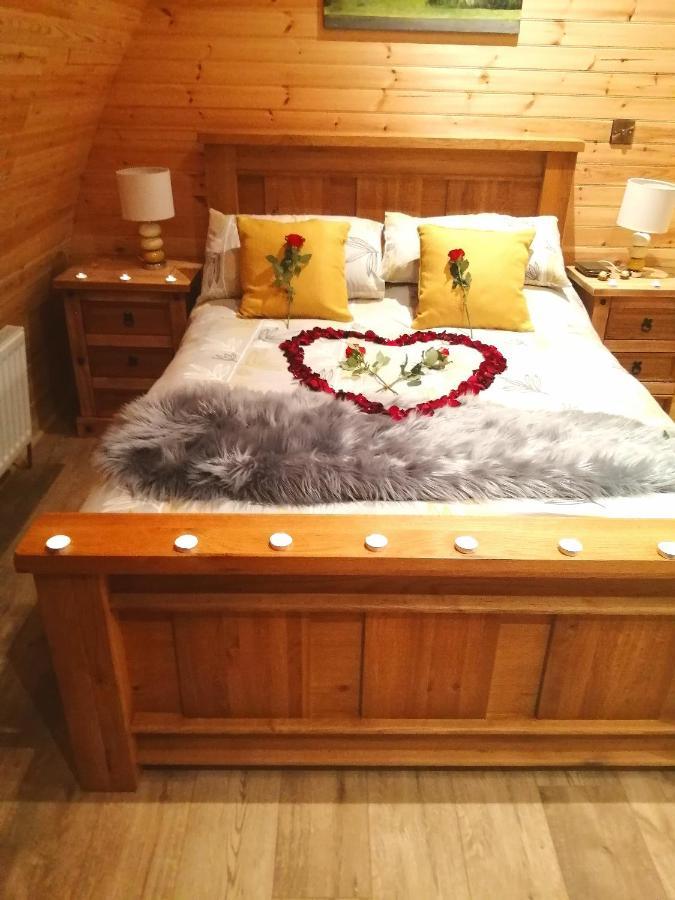ניוארי Tollymore Luxury Log Cabins מראה חיצוני תמונה
