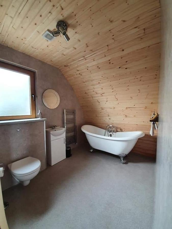 ניוארי Tollymore Luxury Log Cabins מראה חיצוני תמונה