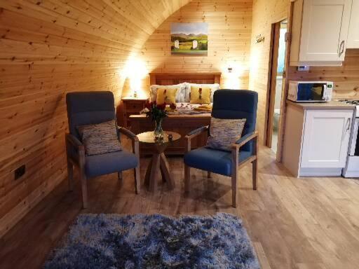 ניוארי Tollymore Luxury Log Cabins מראה חיצוני תמונה